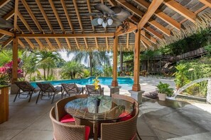 屋外ダイニングエリア