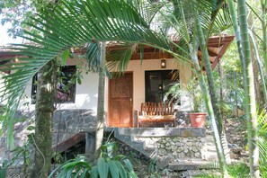 A wooden bench outside a building with a stone staircase leading up to it. - Piece of Paradise in Manuel Antonio 7 Minutes to the Beach! Casa Colibri (Quepos)