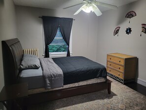 3 bedrooms, in-room safe, desk, iron/ironing board - Spacious Home in Cleveland Heights (Cleveland Heights)