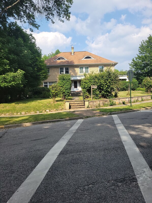 Exterior - Spacious Home in Cleveland Heights (Cleveland Heights)