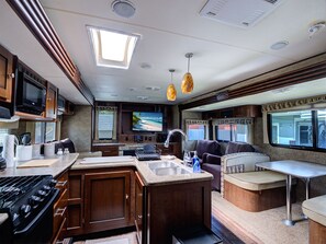 Refrigerador, microondas, horno, placa de cocina