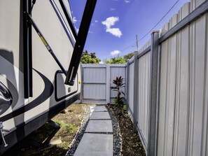 Property grounds - Cozy RV Camper 15 minute short drive to the beautiful Miami Beach and downtown  (Miami)