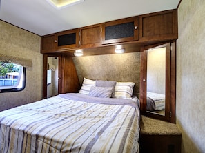 1 bedroom, desk, WiFi, bed sheets - Cozy RV Camper 15 minute short drive to the beautiful Miami Beach and downtown  (Miami)