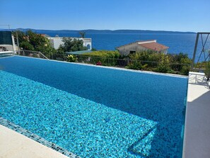 Outdoor pool, a heated pool - Heated infinity swimming pool, family apartment with panoramic sea view a2 (Okrug Gornji)