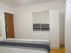 2 habitaciones, tabla de planchar con plancha y wifi gratis 