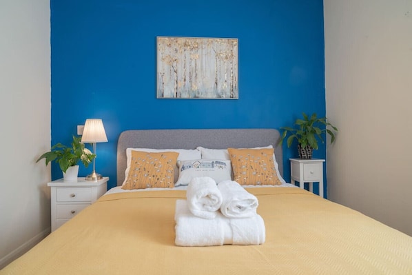 2 habitaciones, escritorio, tabla de planchar con plancha y wifi
