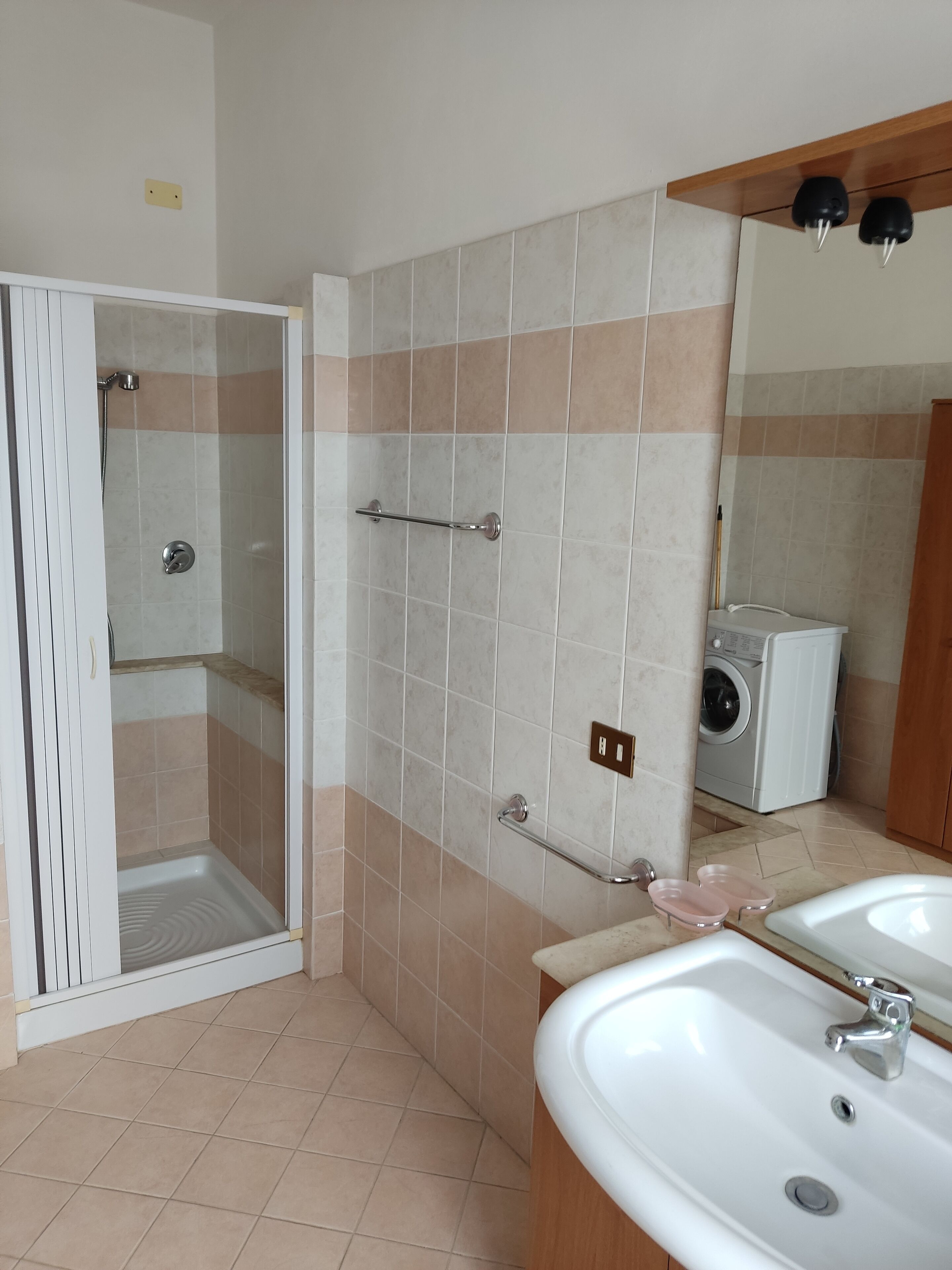 Douche, sèche-cheveux, bidet, serviettes fournies