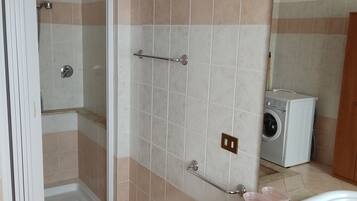 Douche, sĂšche-cheveux, bidet, serviettes fournies