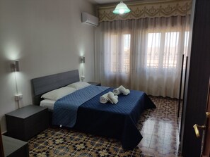 3 habitaciones, tabla de planchar con plancha y ropa de cama 