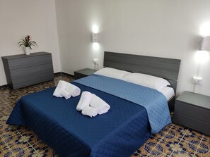 3 habitaciones, tabla de planchar con plancha y ropa de cama 