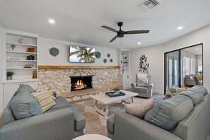 Televisión y chimenea 