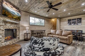 Smart TV, fireplace, video games, ping pong - Seasonal Sale! Indoor Pool/Theater/Arcade/Playset (Sevierville)