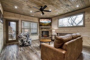 Smart TV, fireplace, video games, ping pong - Seasonal Sale! Indoor Pool/Theater/Arcade/Playset (Sevierville)