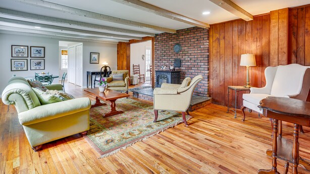 TV - Historic Farmhouse in Layton w/ Deck! (Layton)