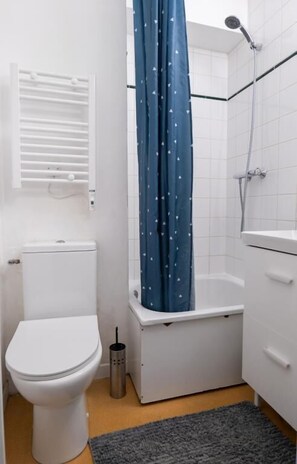 Douche, sèche-cheveux, serviettes fournies
