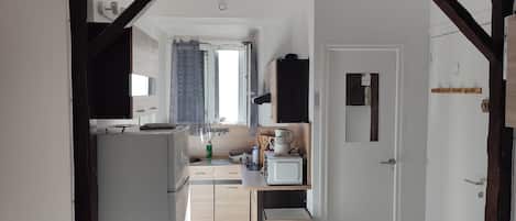 Réfrigérateur, four à micro-ondes, surface de cuisson, cafetiÚre-théiÚre