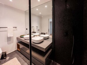 Dusche, Haartrockner, Handtücher, Seife