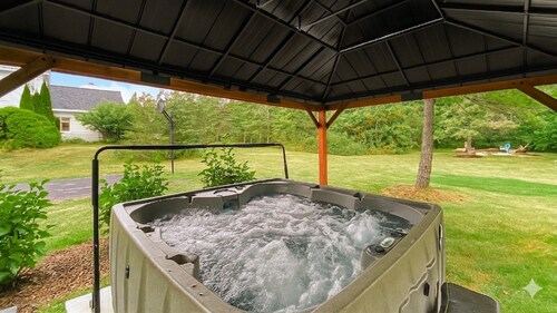 Charming Sister Bay Home | Backyard Oasis & HotTub