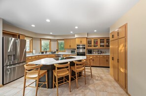 Køleskab, mikrobølgeovn, ovn, kogeplade