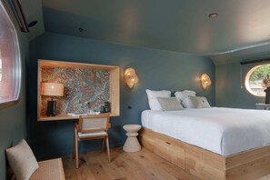 In-room safe, individually decorated, individually furnished, desk - LA PENICHE Bed & Bicycle - Aigues Mortes (Aigues-Mortes)