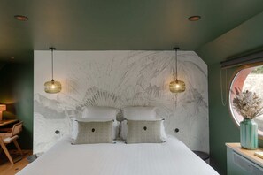 Premium Room | In-room safe, individually decorated, individually furnished, desk - LA PENICHE Bed & Bicycle - Aigues Mortes (Aigues-Mortes)