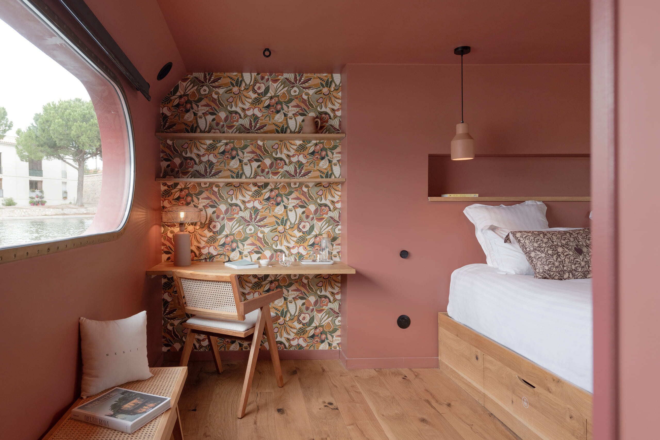 Una habitación pequeña con cama, escritorio y silla.