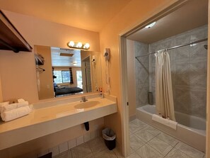 وحدات دش مع أحواض استحمام، مستلزمات مجانية للعناية الشخصية، مجففات شعر
