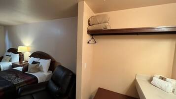 Studio Suite, 2 Double Beds, Non Smoking, Mountain View | Bathroom | Combined shower/tub, free toiletries, hair dryer, towels