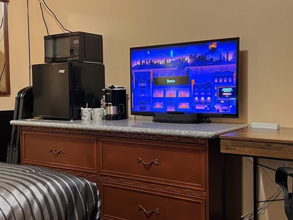 Studio Suite, 1 King Bed, Non Smoking, Mountain View | Premium bedding, individually decorated, individually furnished, desk - Frazier View Motel (Frazier Park)