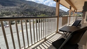 A balcony with a view of a parking lot and mountains. - Frazier View Motel (Frazier Park)
