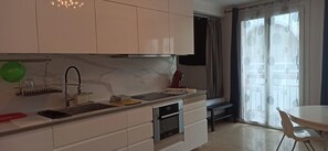 Een microgolfoven, een oven, een kookplaat, een vaatwasser