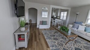 Smart TV, books - Quaint Murray Home in central valley, near mountains  & IMC Hospital (Murray)