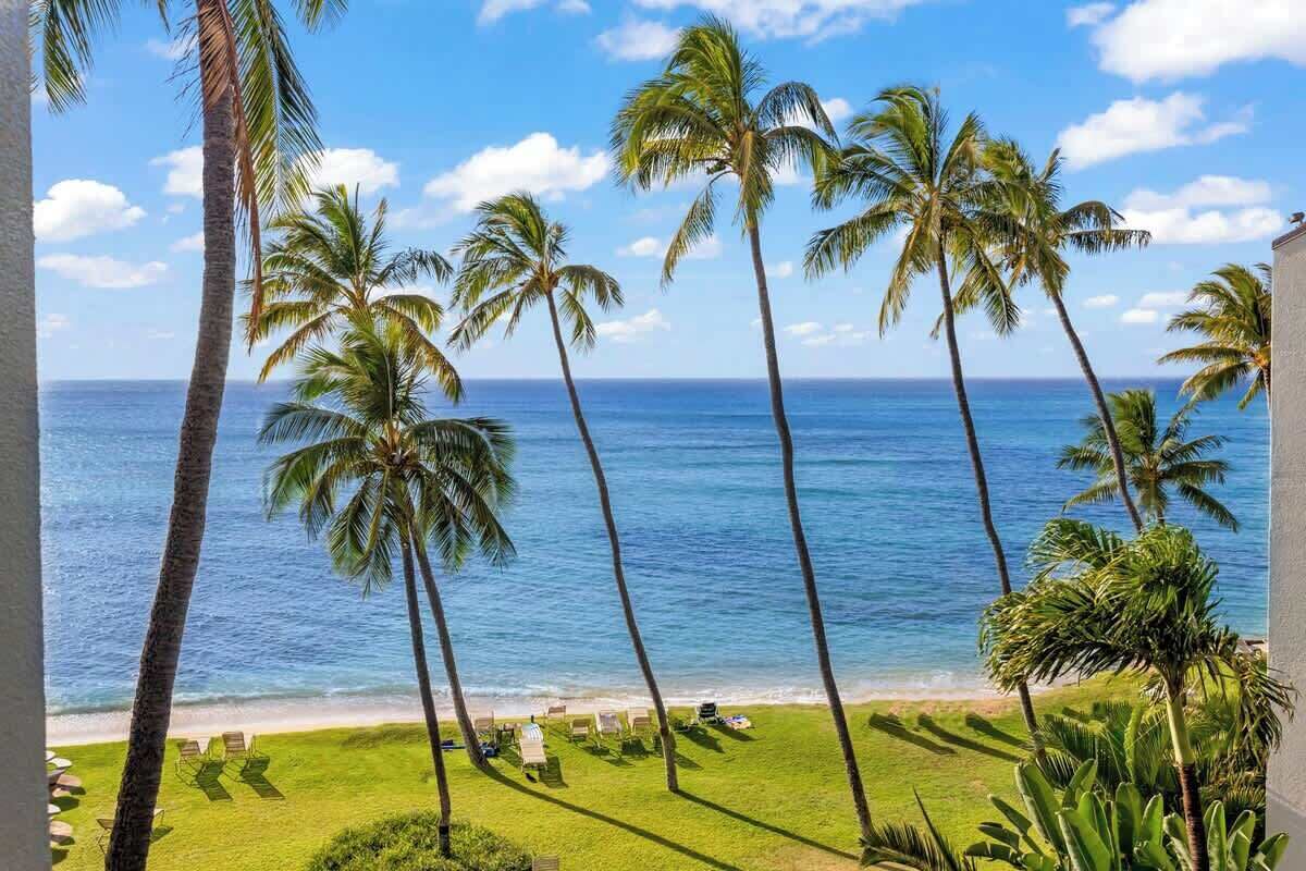 Plage, chaises longues, serviettes de plage