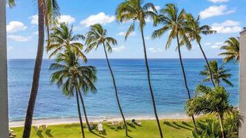 Plage, chaises longues, serviettes de plage