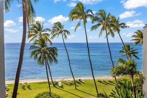 Sulla spiaggia, lettini da mare, teli da spiaggia
