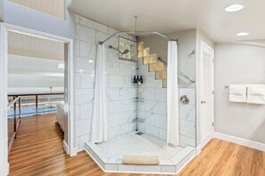Dusche, umweltfreundliche Kosmetikartikel, Haartrockner, Handtücher