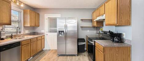 Frigorífico, microondas, horno y placa de cocina