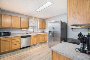 Kjøleskap, mikrobølgeovn, ovn og kokeplater