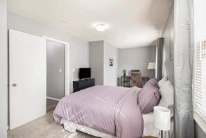 3 bedrooms, desk, free WiFi, bed sheets - Full home with private garage & fenced yard (Omaha)