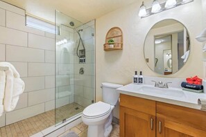 Eco-friendly toiletries, hair dryer, towels, soap - 1 bedroom Beachfront Condo, AC, Lanai Oceanview (Kihei)