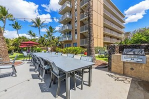 Outdoor dining - 1 bedroom Beachfront Condo, AC, Lanai Oceanview (Kihei)
