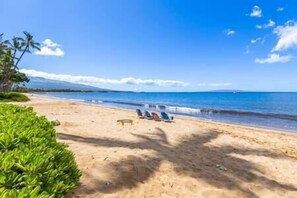 På stranden, solstolar och strandhanddukar