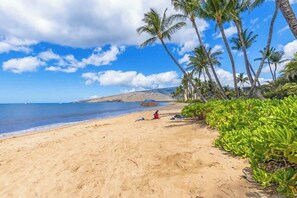On the beach, sun-loungers, beach towels - 1 bedroom Beachfront Condo, AC, Lanai Oceanview (Kihei)