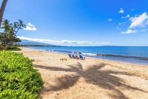 On the beach, sun-loungers, beach towels - 1 bedroom Beachfront Condo, AC, Lanai Oceanview (Kihei)