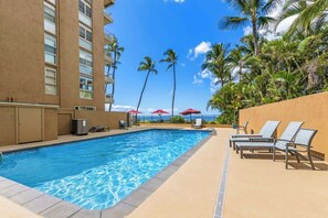 Outdoor pool - 1 bedroom Beachfront Condo, AC, Lanai Oceanview (Kihei)