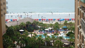 Un resort con piscina, playa y vista al océano.