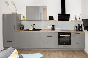 Fridge, microwave, stovetop, dishwasher - Ahrenshof 10 Wifi Kostenlos Moderne Wohnungen (Bad Zwischenahn)