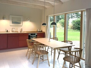 Kühlschrank, Ofen, Geschirrspüler, Wasserkocher mit Kaffee-/Teezubehör