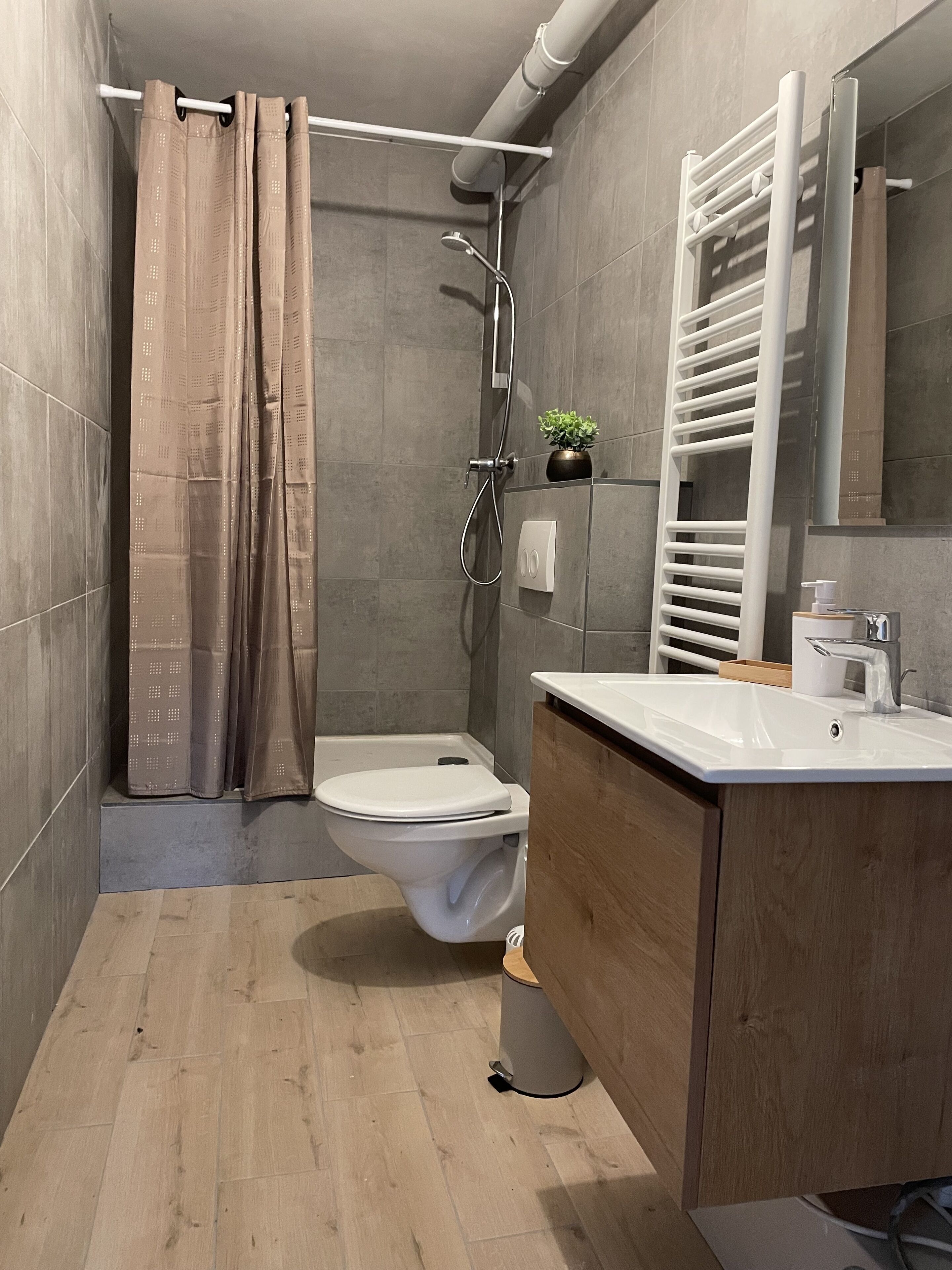 Douche, articles de toilette gratuits, sèche-cheveux