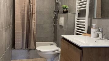 Douche, articles de toilette gratuits, sèche-cheveux